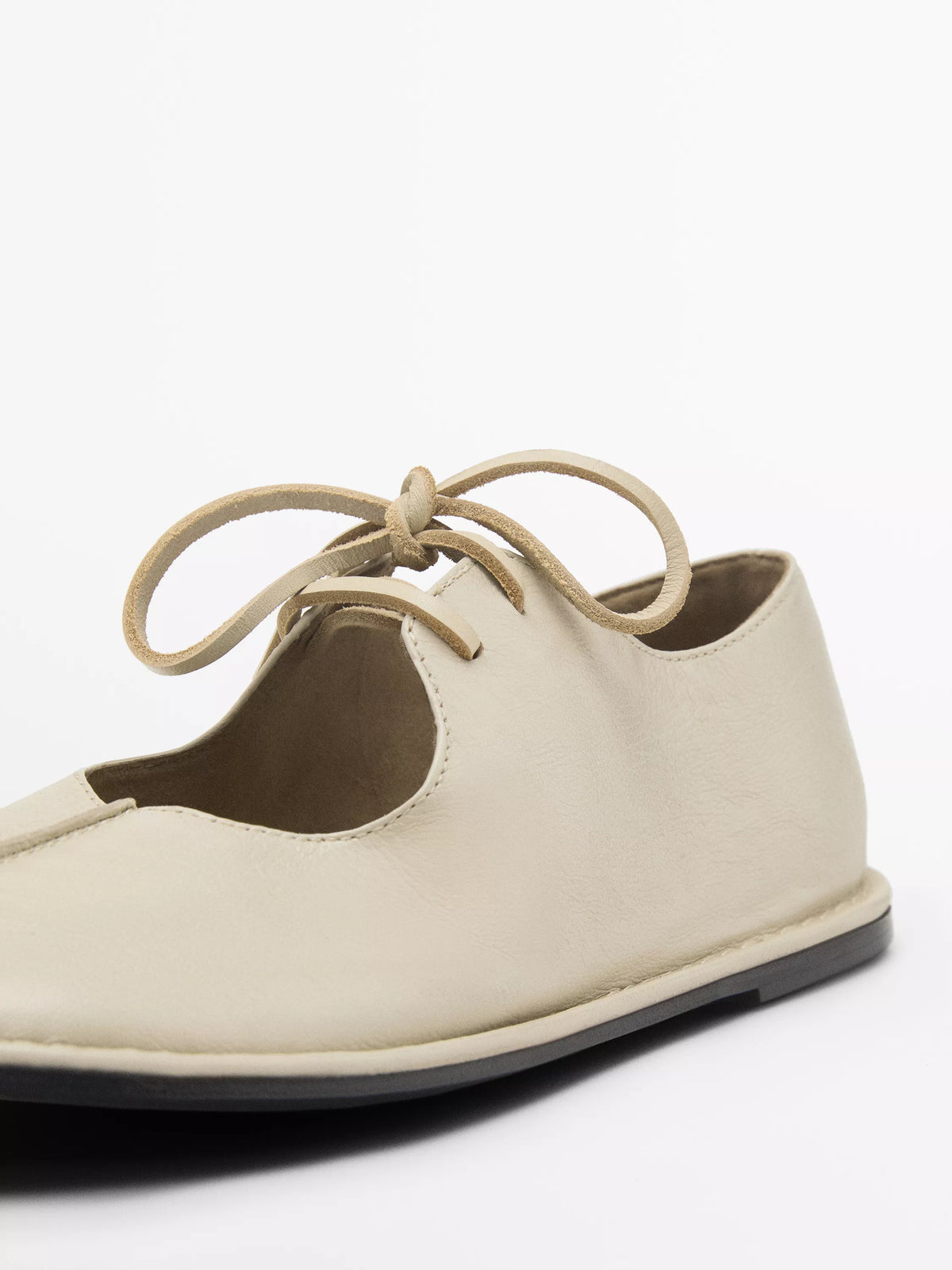 Massimo Dutti – Ballerines en Cuir Crème